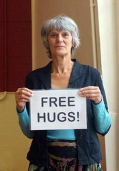 Mia met free hugs
